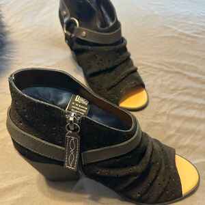 Dingo Black Peep-Toe Wedge Sandals